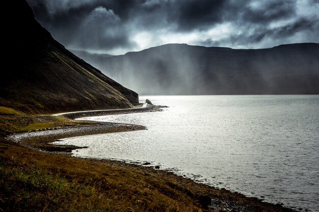 Lake en bergen landschap