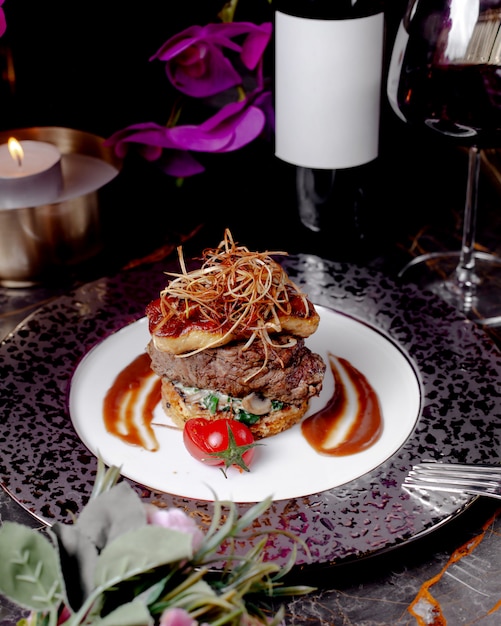 Lams- en kipburger zonder topbroodje met champignonkruiden en tomatensaus