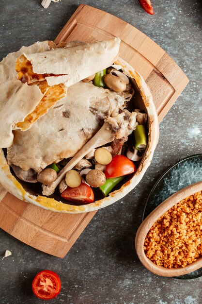 Lamsstoofpot met lamsvlees en groenten bedekt met flatbread