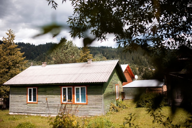 Gratis foto landelijk huis omgeving bij daglicht