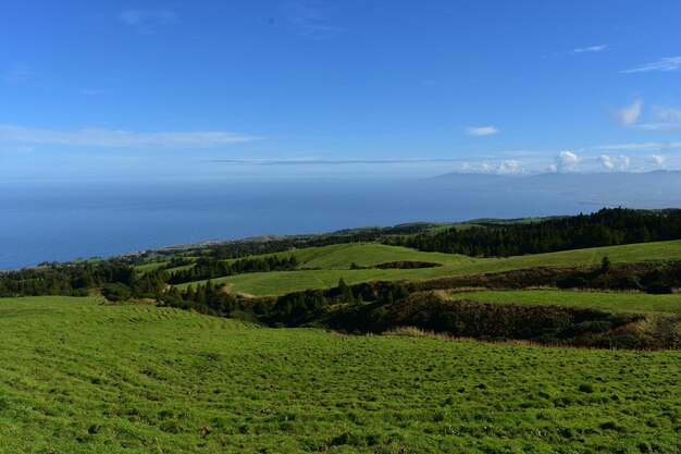 Landelijke landbouwgrond en velden langs de kustlijn van San Miguel.