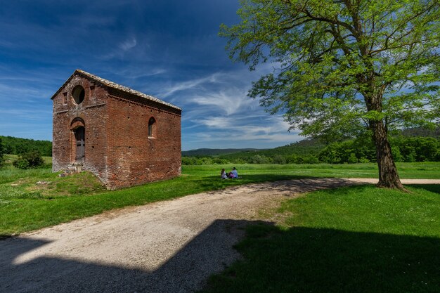 Landschap dat van de abdij van heilige galgano in Toscanië, Italië is ontsproten