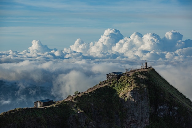 Landschap. Tempel in de wolken op de top van de vulkaan Batur. Bali, Indonesië