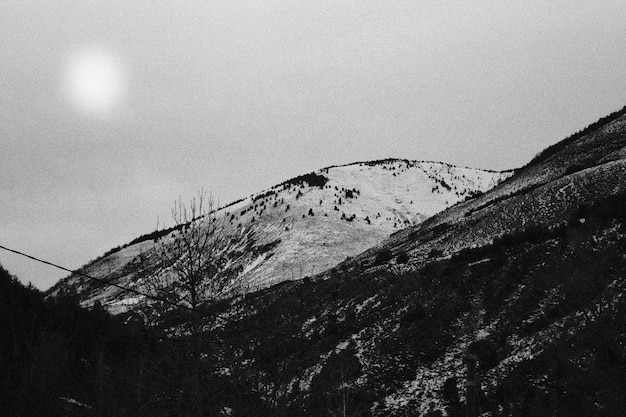 Gratis foto landschap van bergen in zwart en wit