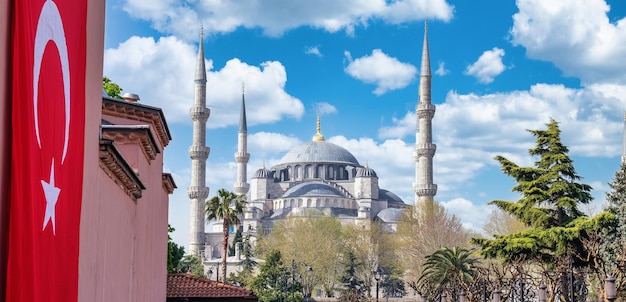 Landschap van de Turkse vlag en de Blauwe Moskee ver weg