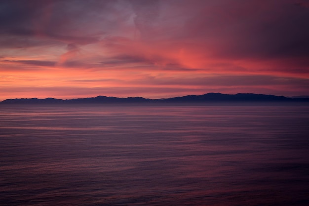 Landschap van de zee tijdens een adembenemende zonsondergang in Rancho Palos Verdes, Californië