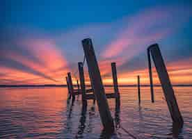 Gratis foto landschap van een adembenemende zonsondergang op het strand in oost-florida