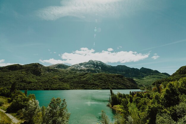 Landschap van een meer dat door bergen wordt omringd