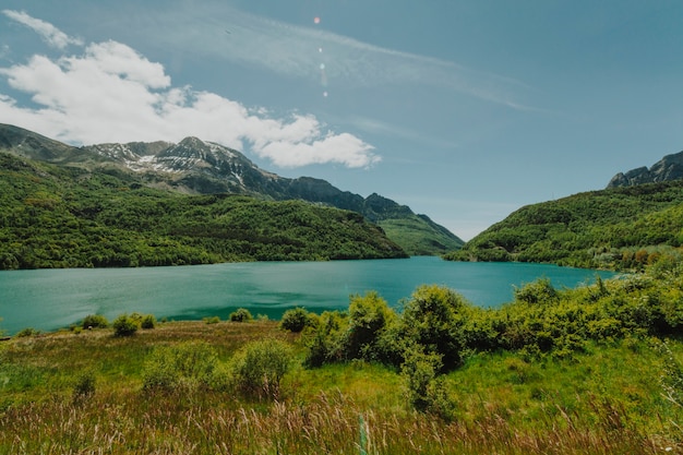 Landschap van een meer dat door bergen wordt omringd