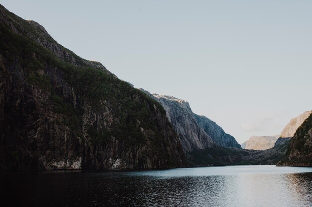 Landschap van een meer dat door bergen wordt omringd