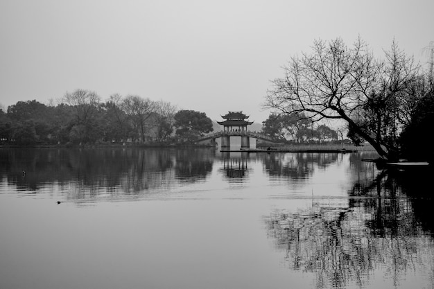 Landschap van een meer in zwart-wit