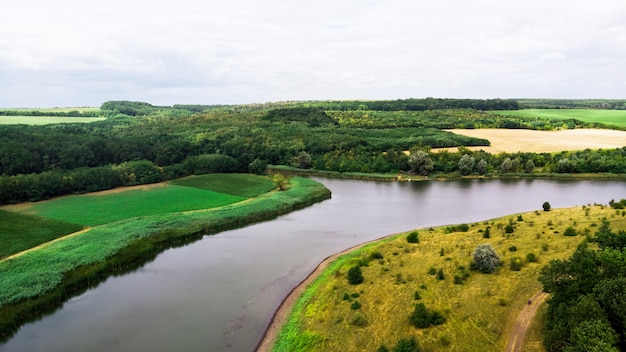 Gratis foto landschap van een rivier en een groen bos