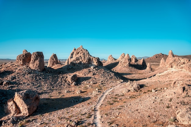 Landschap van een woestijn met lege weg en kliffen onder de heldere hemel