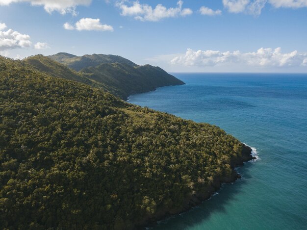 Landschap van El Valle Beach omgeven door groen en zee in Samana, de Dominicaanse Republiek