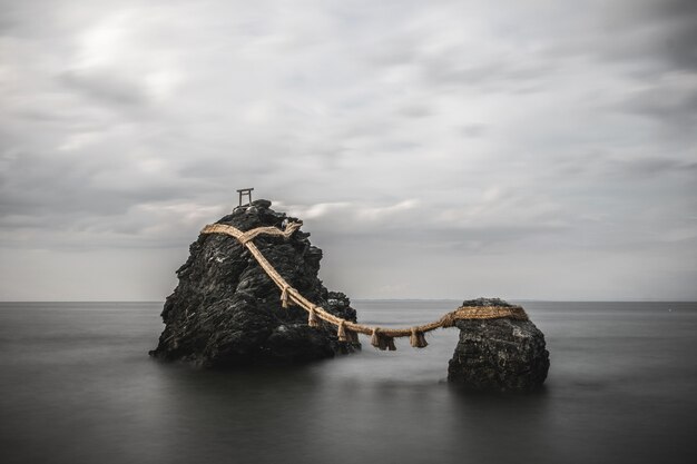 Landschap van heilige rotsen verbonden met een touw in Mie-Prefecture