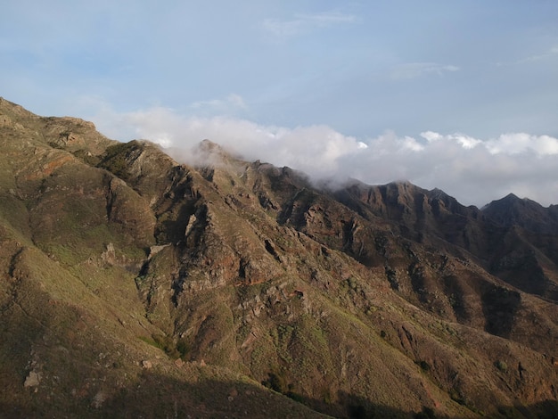 Landschap van rotsachtige bergketens omringd door wolken