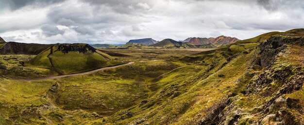Landschapsmening van de bergen en velden van de Highland-regio, IJsland onder de blauwe hemel