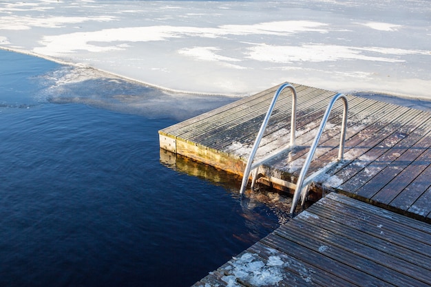 Landschapsopname van een natuurlijk ijsbad in Zweden