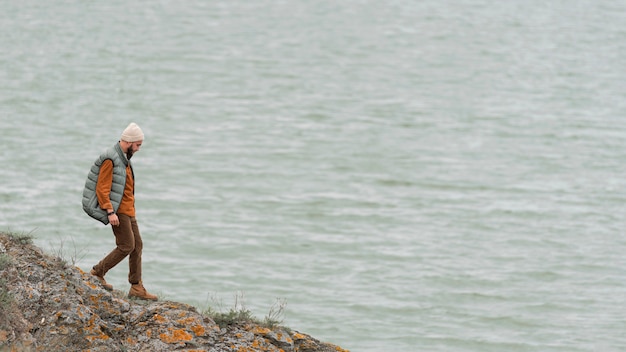 Gratis foto lang geschoten man die naar water loopt