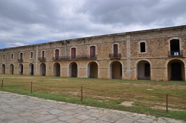 Lang, oud gebouw met boogramen. verlaten gebouw van een oud militair fort.