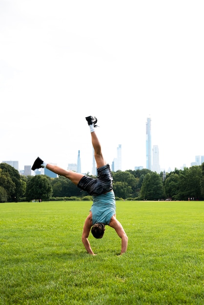 Gratis foto lang schot van mensenhand die zich in park bevinden