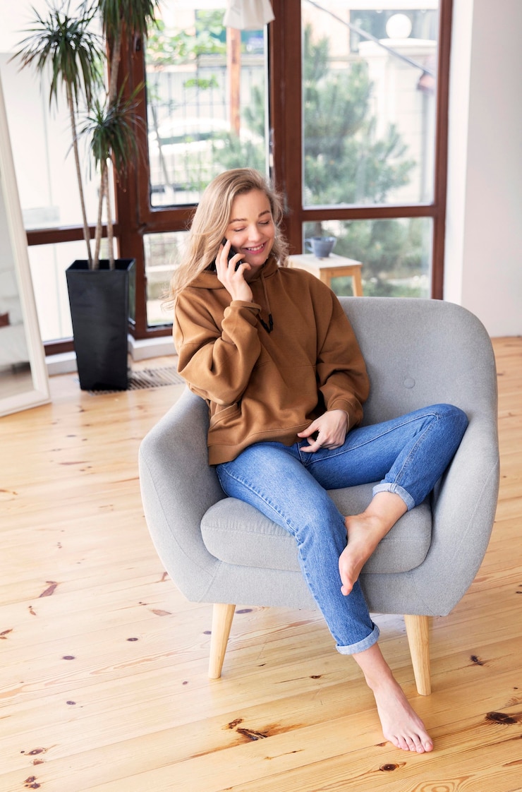 Gratis Foto lang schot van vrouw die bij telefoon spreekt