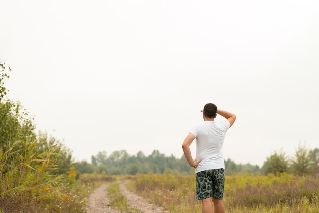 Lang shot van een man die weg kijkt