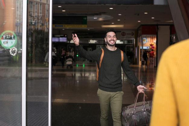 Lange afstand relatie paar ontmoeten elkaar na lange tijd