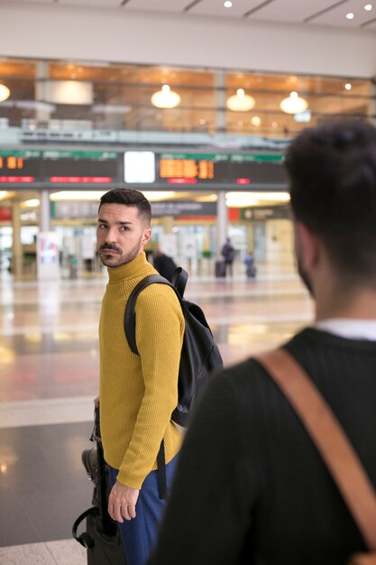 Lange afstand relatie paar ontmoeten elkaar na lange tijd