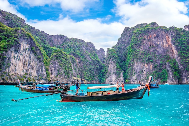 Gratis Foto lange boot en toerist bij maya-baai in phi phi-eiland. foto gemaakt op 1 december 2016 in krabi, thailand.