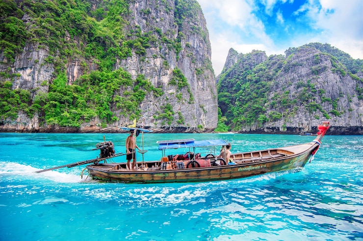 Gratis Foto lange boot en toerist bij maya-baai in phi phi-eiland. foto gemaakt op 1 december 2016 in krabi, thailand.
