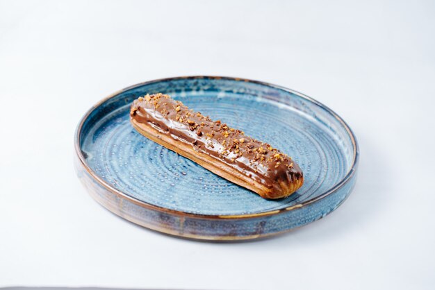 lange eclair gegarneerd met gesmolten chocolade en noten