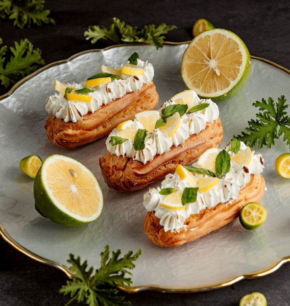 Lange eclairs versierd met crème citroen en muntblaadjes