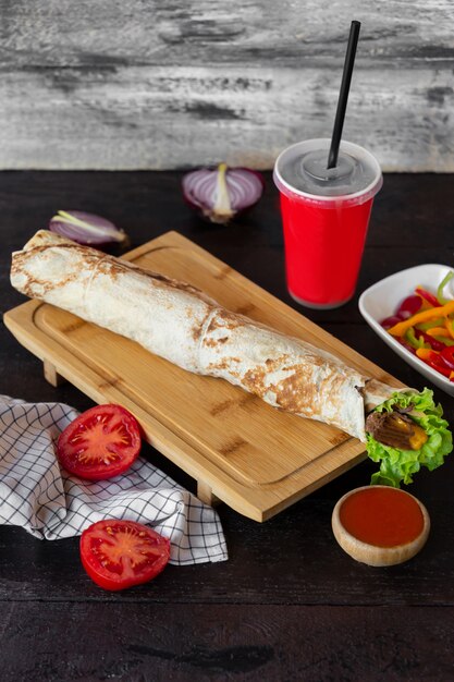 Lange flatbread wrap geserveerd met cola en saus