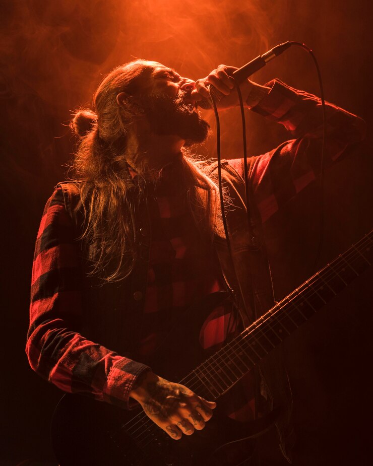 Gratis Foto lange haren gitaar man zingen laag uitzicht