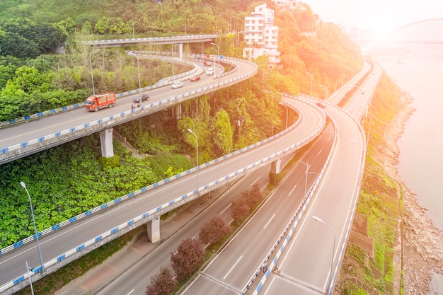 Lange kronkelende nieuwe transportvrijheid zonlicht