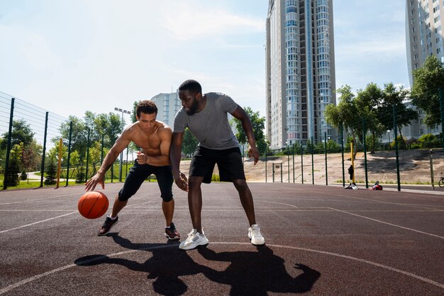 Lange mannen spelen op stedelijk basketbal