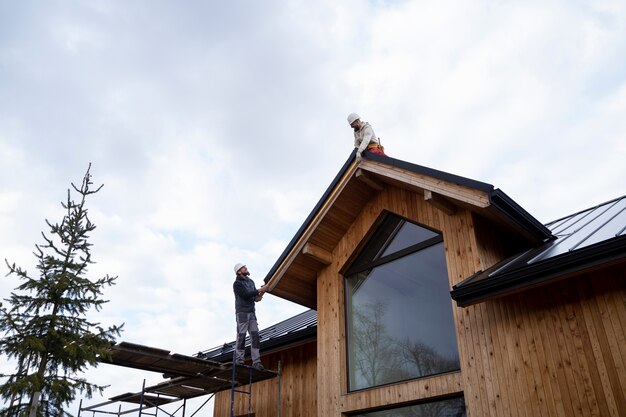 Lange schot mannen werken samen op het dak