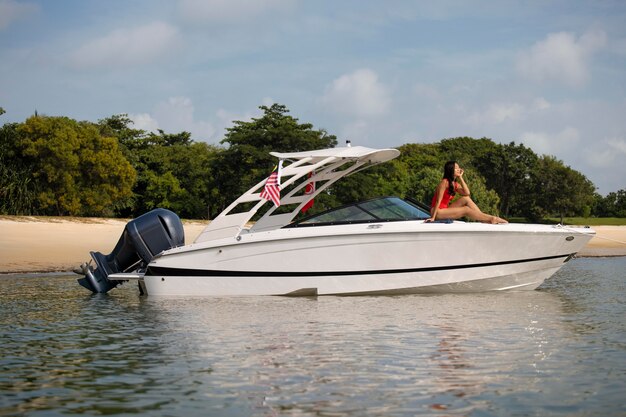 Lange schot vrouw op boot