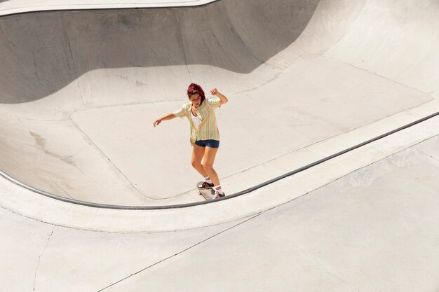 Lange schot vrouw op skateboard