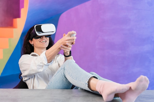 Gratis foto lange weergave vrouw en virtual reality headset