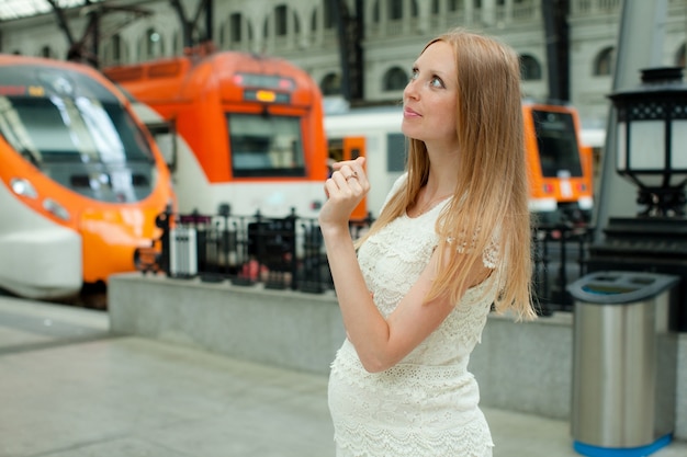 Langharige vrouw op het station