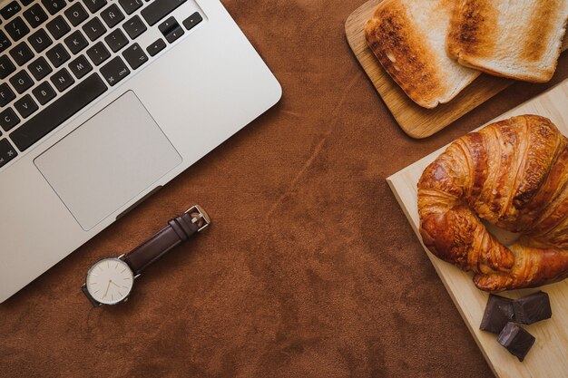 Laptop en andere voorwerpen klaar voor vaderdag