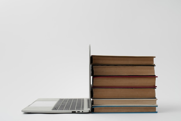 Laptop en boeken arrangement