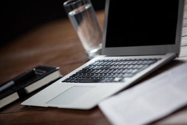 Laptop en een glas water