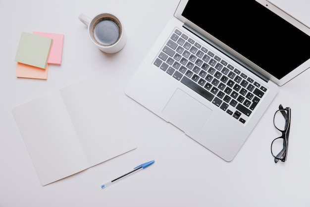 Laptop en koffie op bureau