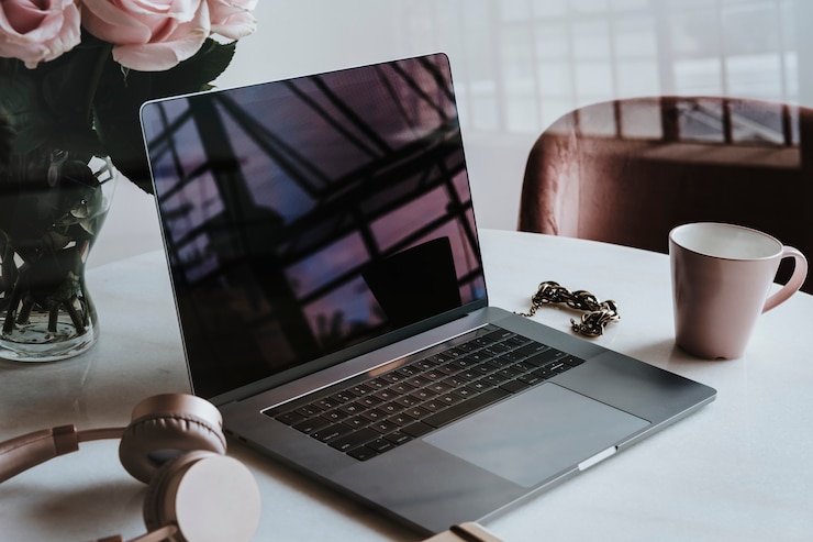 Gratis Foto laptop in de luchthavenlounge