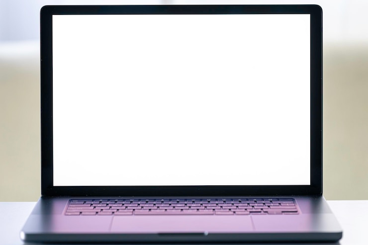 Gratis Foto laptop met een leeg wit scherm op een wazige achtergrond