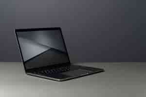 Gratis foto laptop met een minimalistische monochrome achtergrond