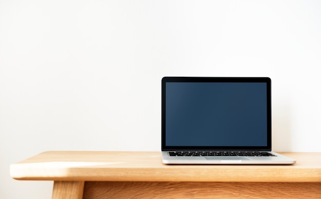 Laptop op een houten tafel